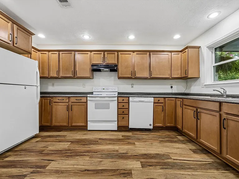 2423 Meadow Ln — Photo 6