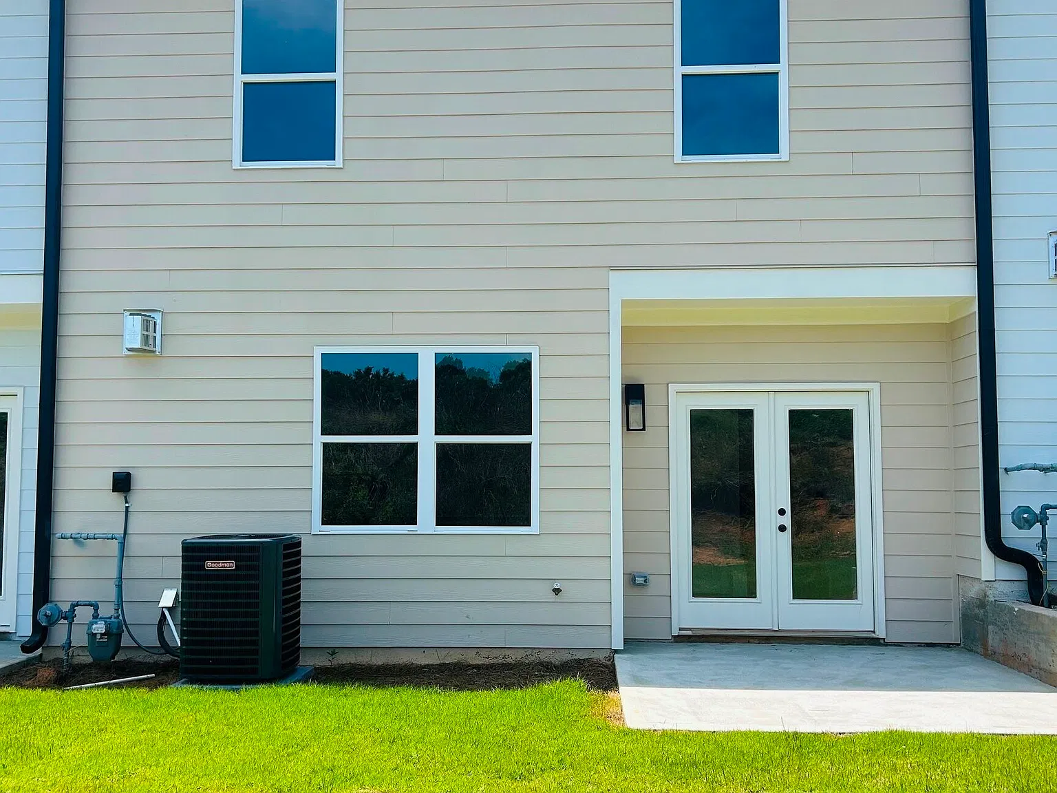 3 bed, 2.5 bath, 1660 sqft, $2,200 — Photo 3