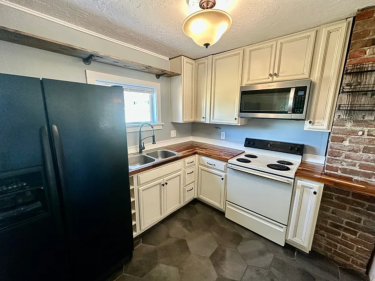 212 E Henley St — Photo 9