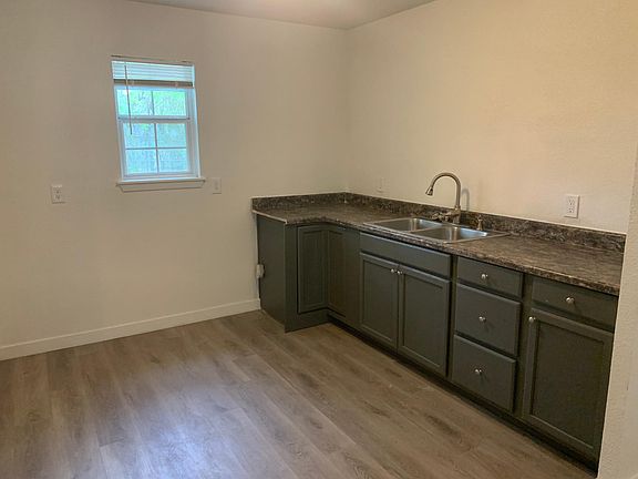 5th image of 812 E Houston Ave