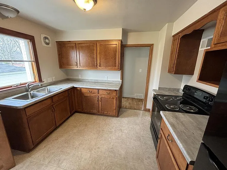 W63N399 Hillcrest Ave — Photo 5
