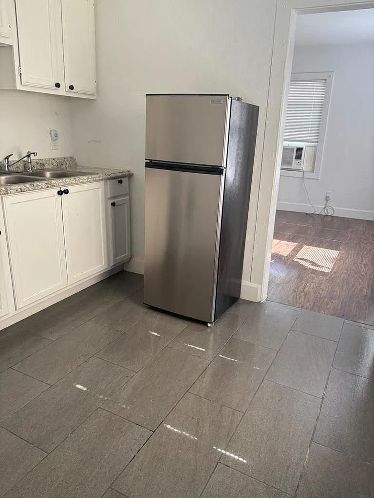 1 bed, 1.0 bath, 283 sqft, $825 — Photo 4