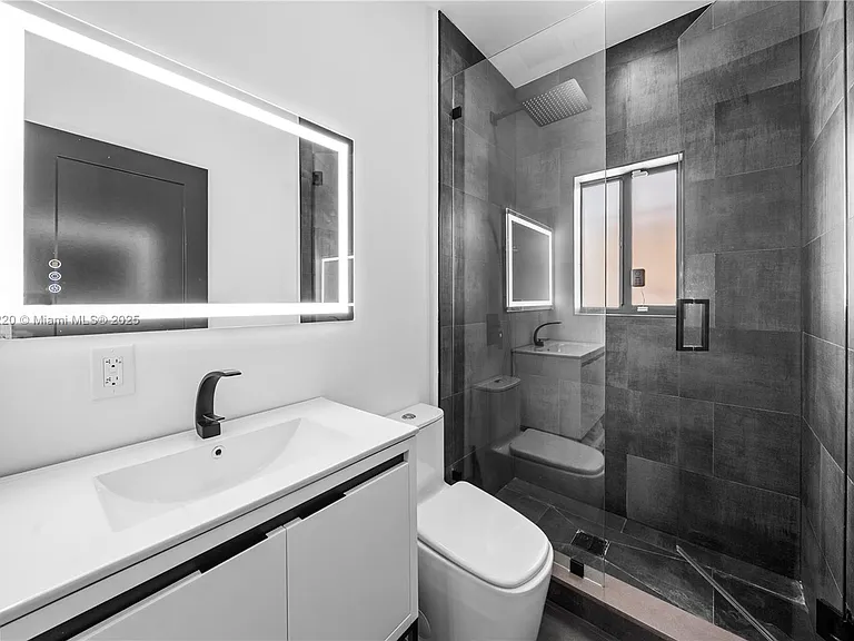 550 NW 42nd St — Photo 53
