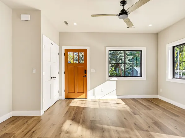 925 S 3rd St, Jacksonville, OR