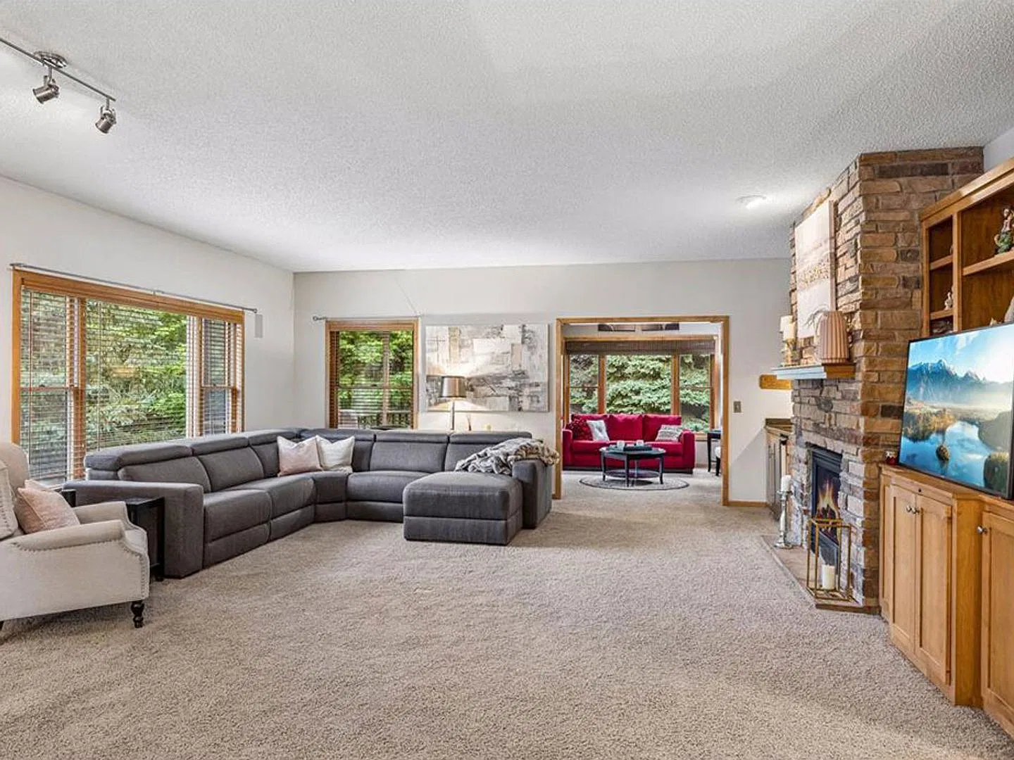 One-Level Luxury Townhome with Gourmet Kitchen, Large Primary Suite, Fireplace, Furnished or Unfu... — Photo 2