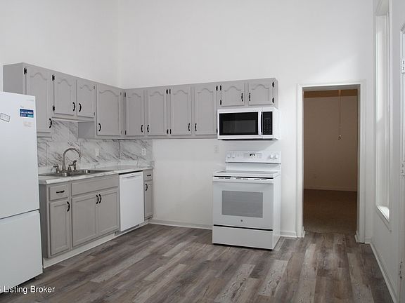 4th image of 2619 Bank St
