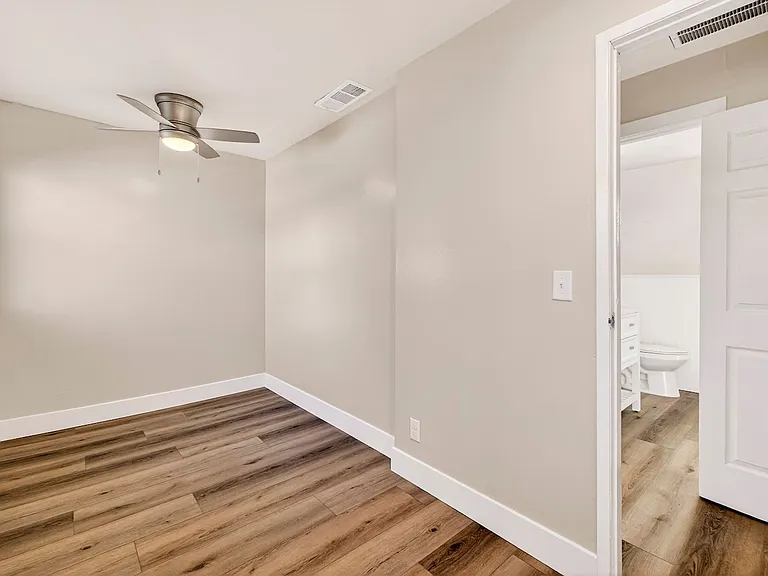 1128 W 5th St — Photo 13