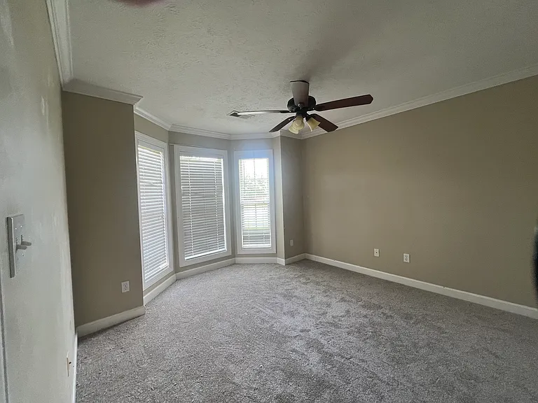 108 Stonecreek Ln — Photo 4