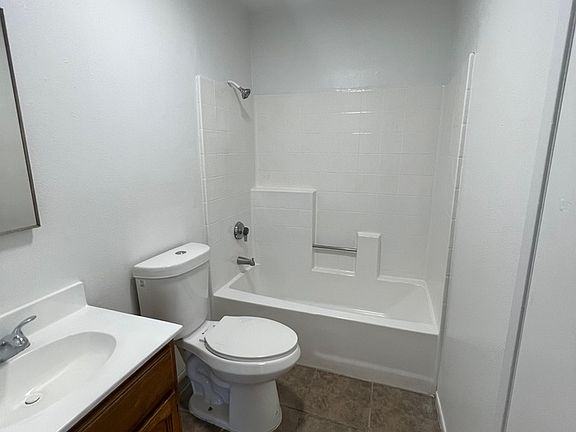 4th image of 9505 Oak St #9505