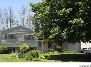 77 Kenwick Dr, Rochester, NY 14623