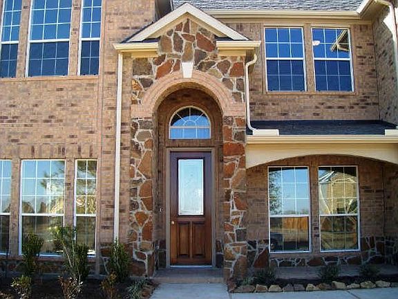 1 1/2 STORY HOME ON LAKE LOT IN EXCLUSIVE GATED SECTION!