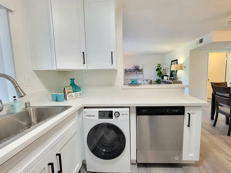 Darby Apartments — Photo 6