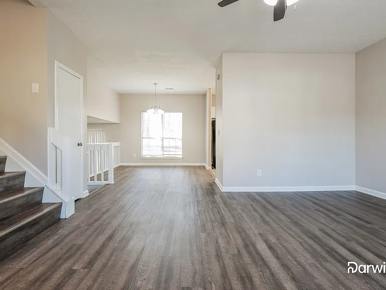 691 Stonebridge Cres — Photo 3