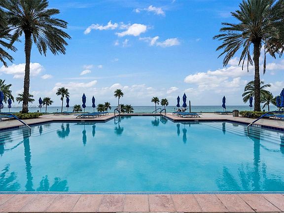4th image of 19333 Collins Ave APT 1603
