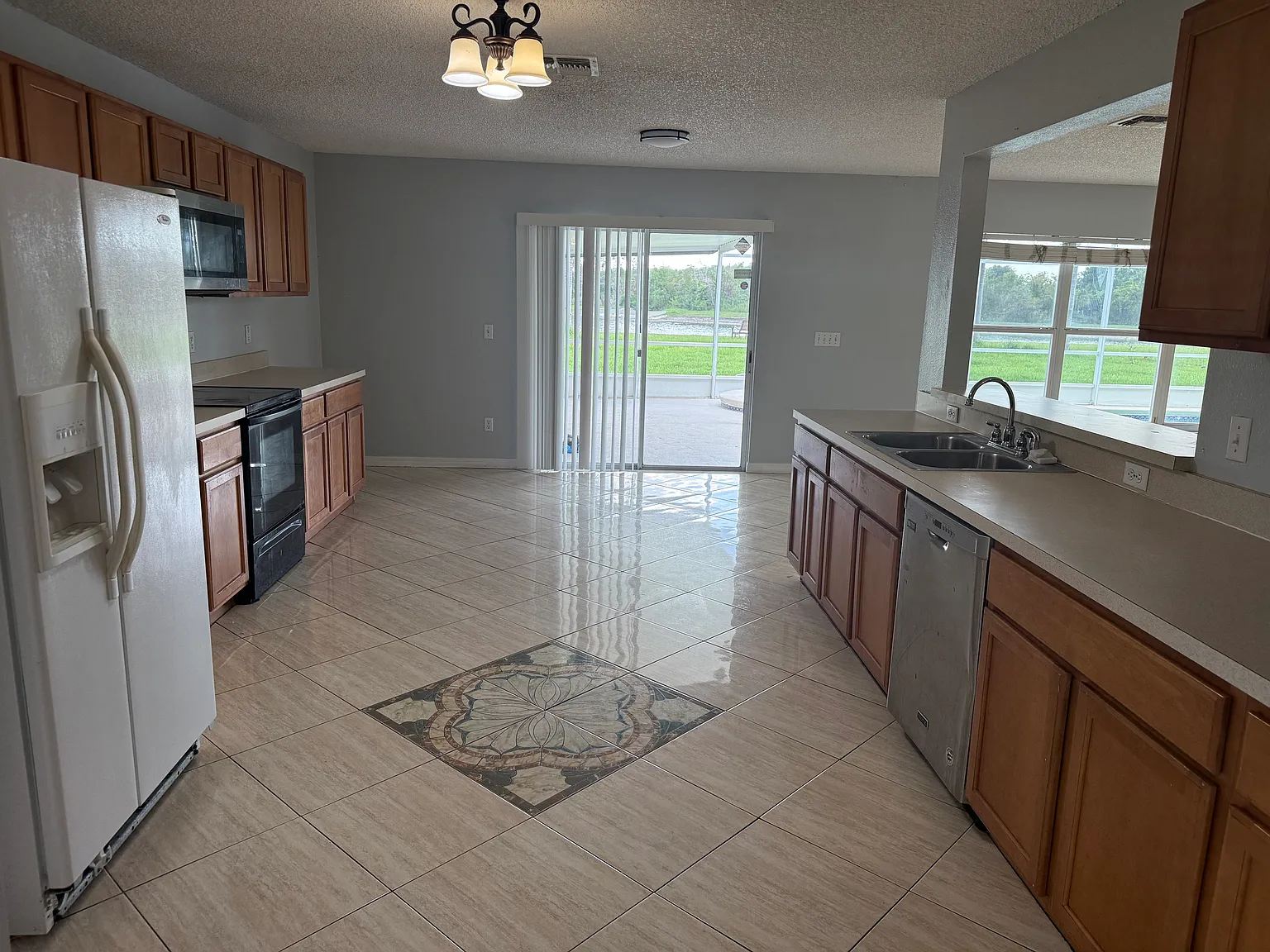 5 bed, 3214 sqft, $3,400 — Photo 2