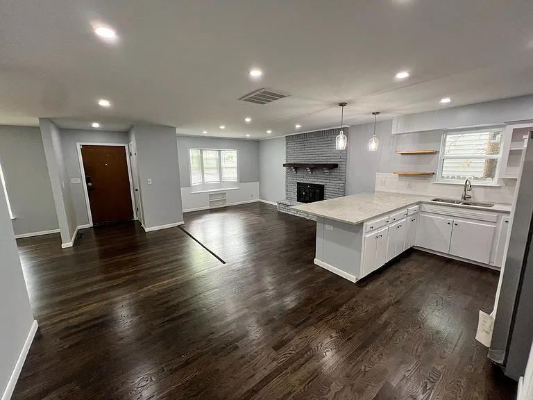 1807 E Young St — Photo 4