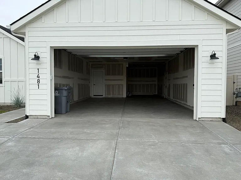 1481 N Burnam Ave — Photo 3