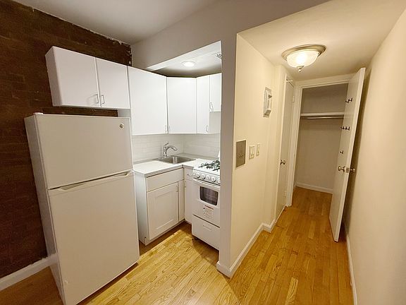 4th image of 325 E 54th St APT A