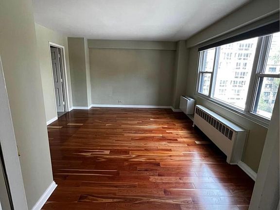 5th image of 2909 N Sheridan Rd