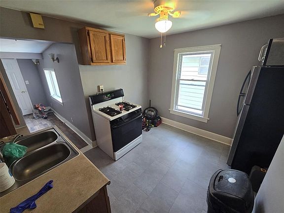 4th image of 212-214 Clinton St