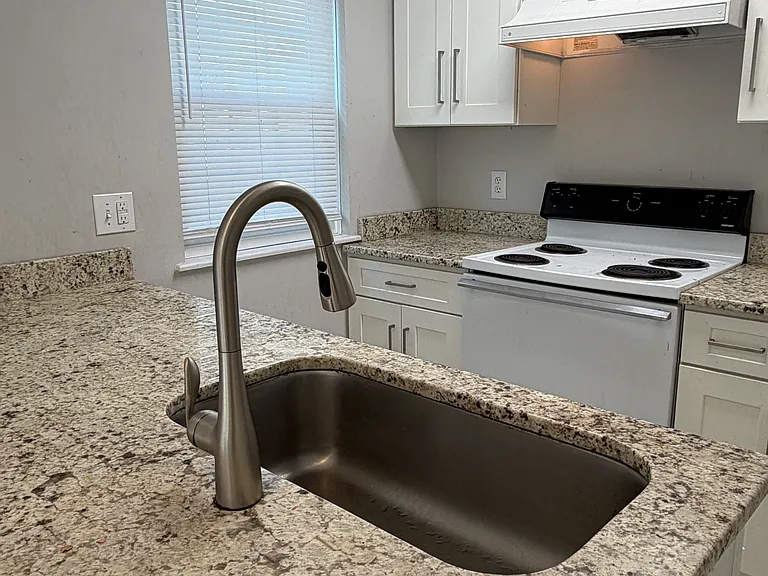 916 Bonham Ave — Photo 1
