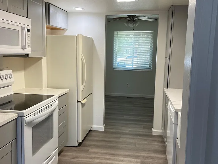 434 S Balsam St — Photo 3
