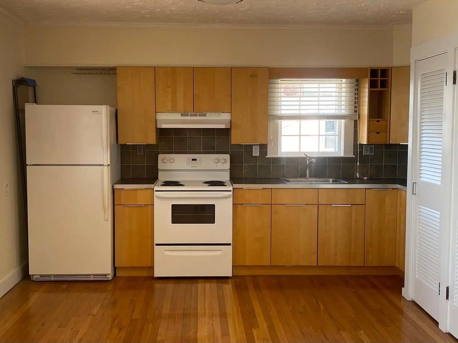 2 bed, 1320 sqft, $4,000 — Photo 3