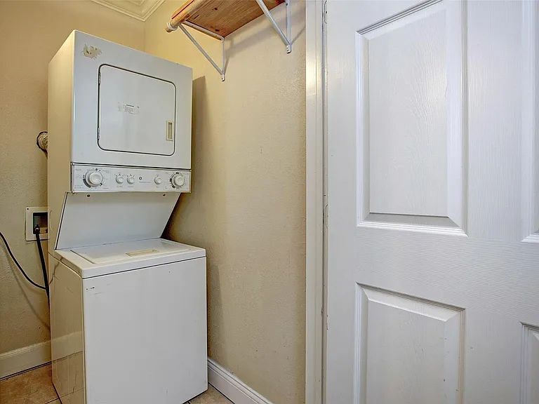 315 W Saulnier St #A — Photo 14