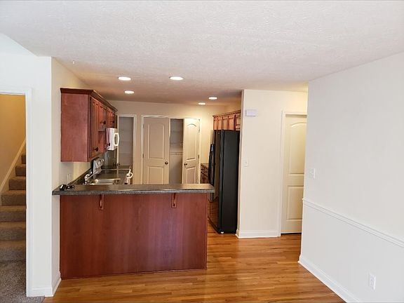 4th image of 621 Village Creek Dr