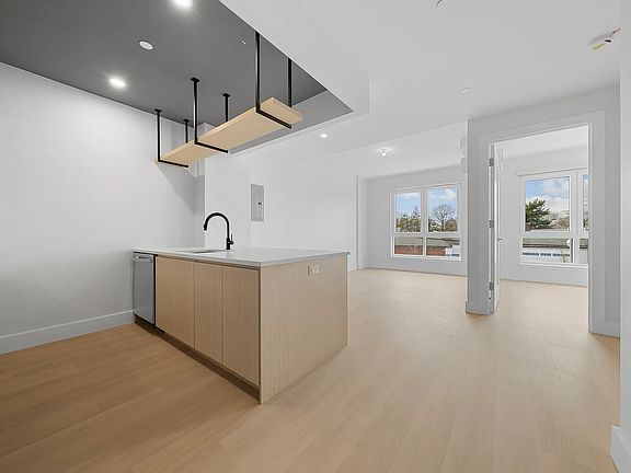4th image of 77-63 Vleigh Pl #213