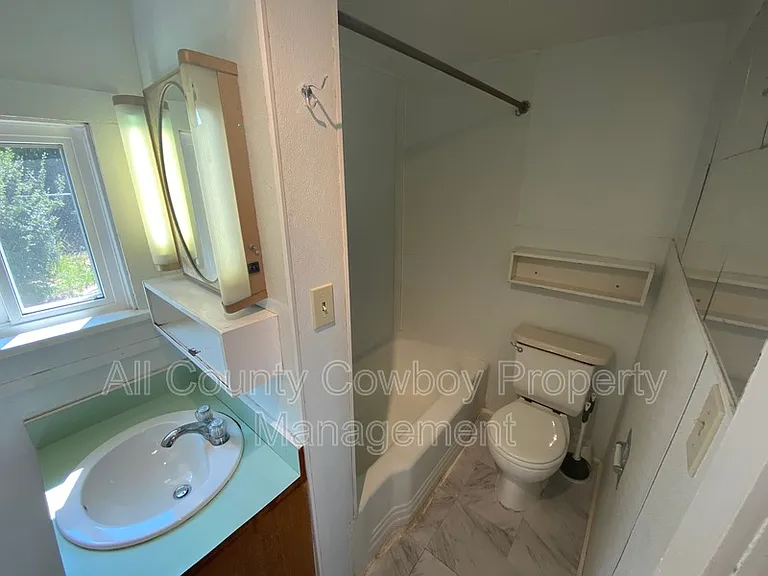 510 E Lewis St — Photo 6