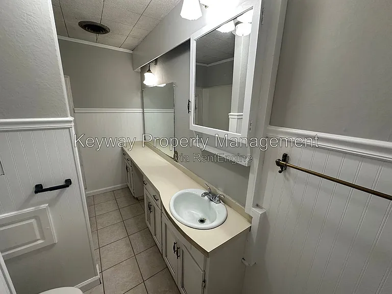 528 Grant Ave — Photo 2