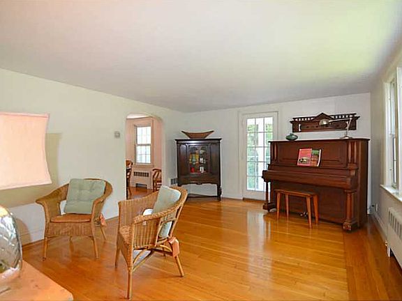 4th image of 40 Knollwood Ave