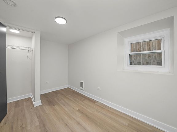 4th image of 2752 W Belmont Ave #G