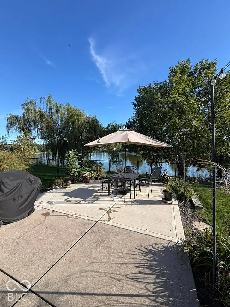 3 bed, 2.0 bath, 1418 sqft, $2,300 — Photo 3