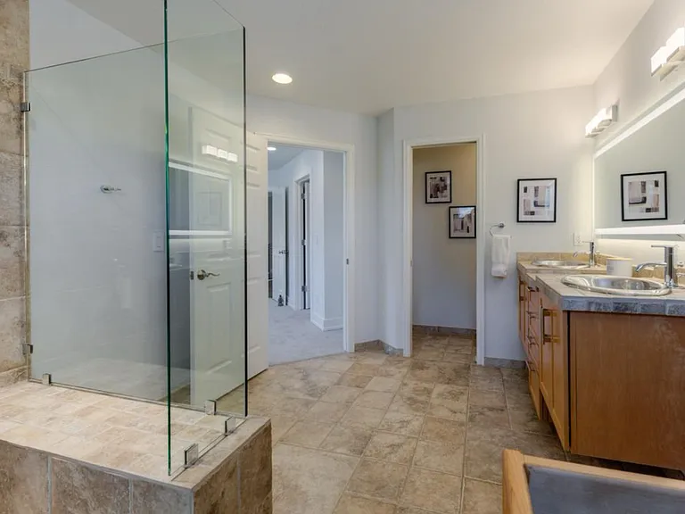 2439 Norwood Ave — Photo 16