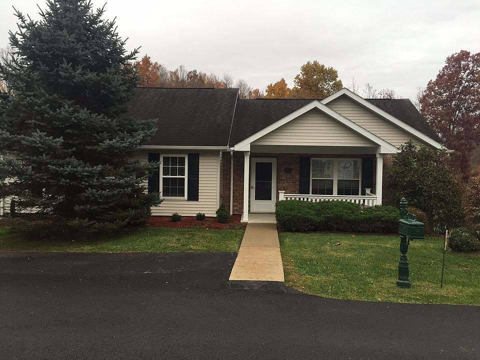 1st image of 104 Patio Dr