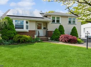 8 Red Oak Ln, Kenilworth, NJ 07033