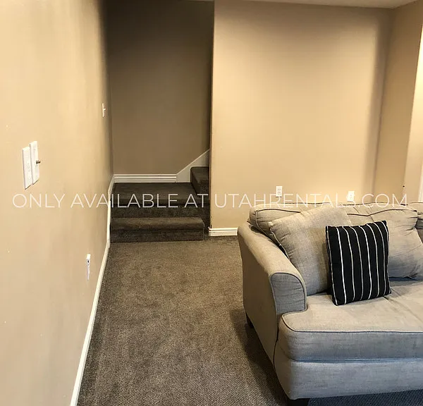 466 S 400 W — Photo 16