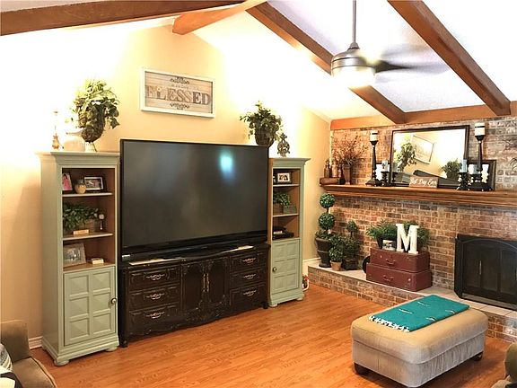 3rd image of 1709 Broadmoor Dr