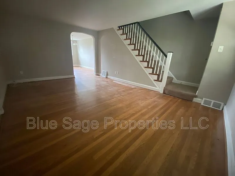 3 bed, 1.0 bath, 1152 sqft, $1,900 — Photo 3