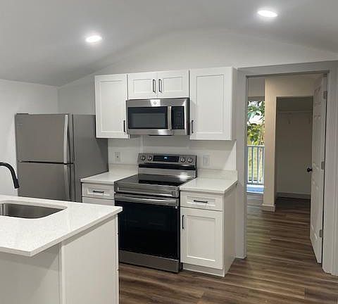 Kitchen with peninsula