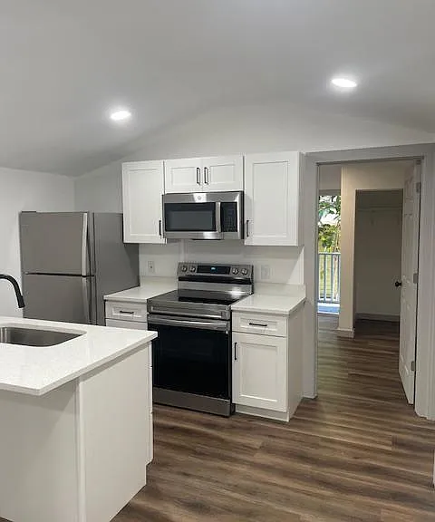 Kitchen with peninsula
