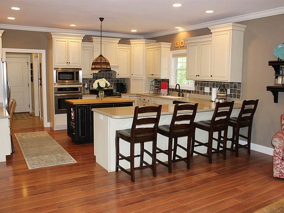 4th image of 1372 Woodfield Dr