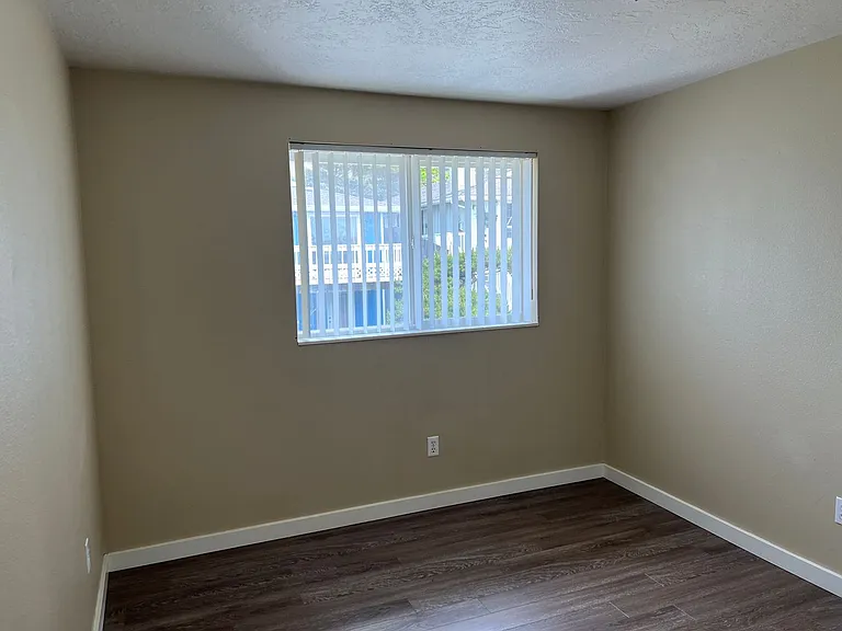 410 SW Fall St — Photo 3
