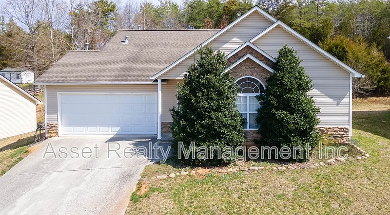 3 bed, 2.0 bath, 1511 sqft, $2,295 — Photo 2
