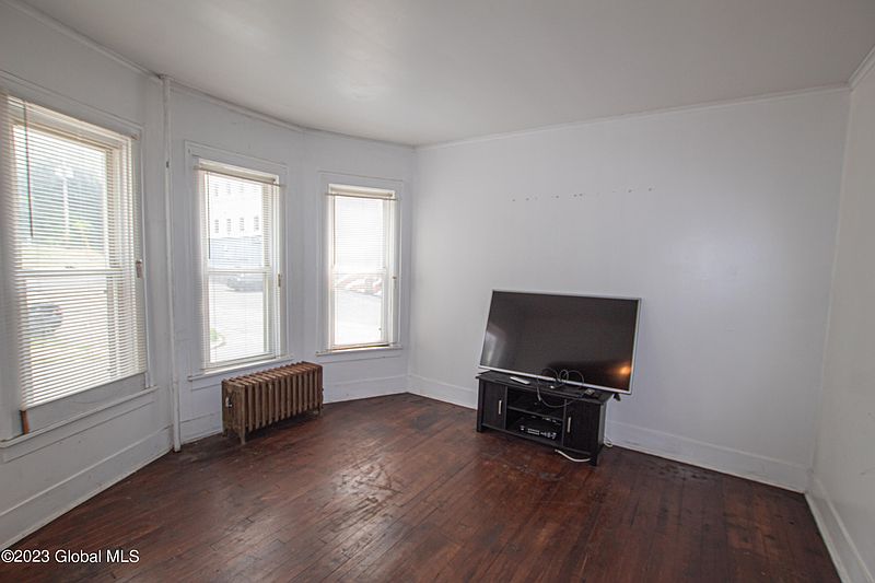 5th image of 16 Locust Avenue