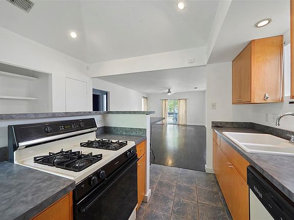 5th image of 617 E 12th 1/2 St