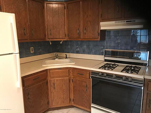 2nd image of 114 Seguine Ave