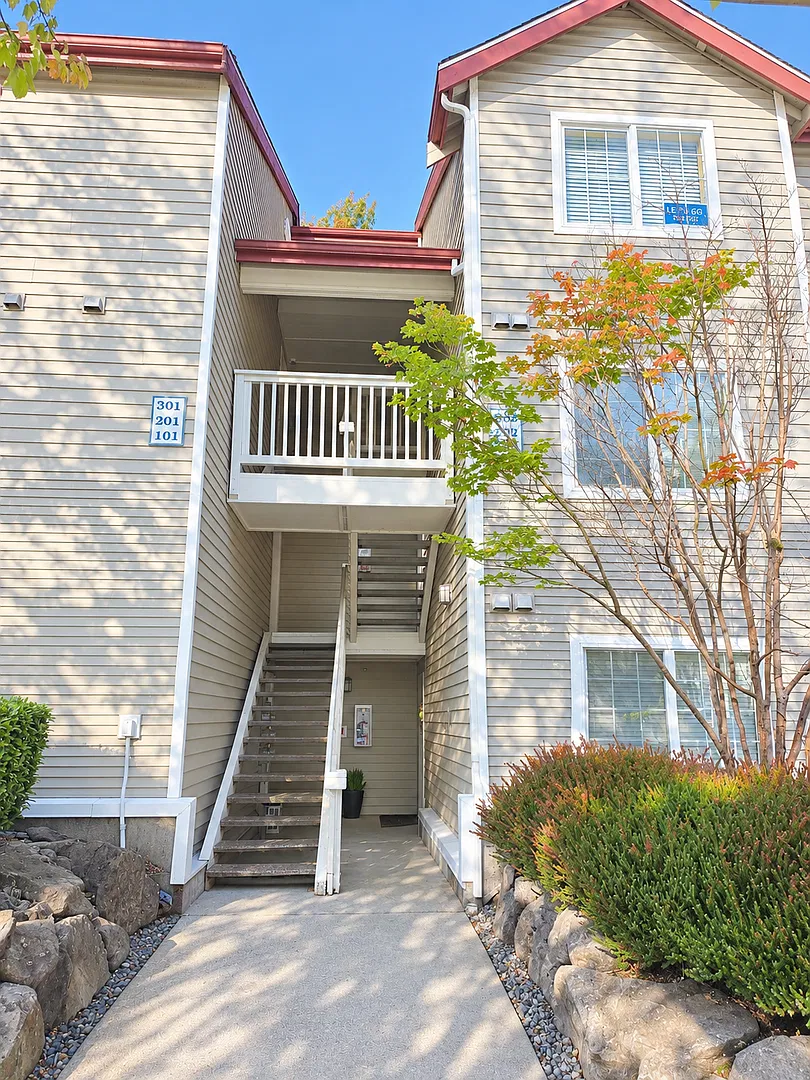 Welcome Home! Beautiful, Like-New 2-Bedroom Condo in a Convenient Location — Photo 2